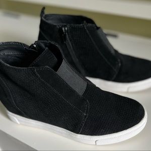 STEVE MADDEN WOMANS BLACK SUED WAVERY